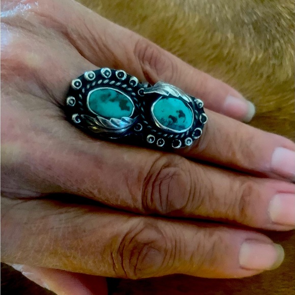 VINTAGE NATIVE AMERICAN STERLING SILVER TURQUOISE RING. - Picture 3 of 4